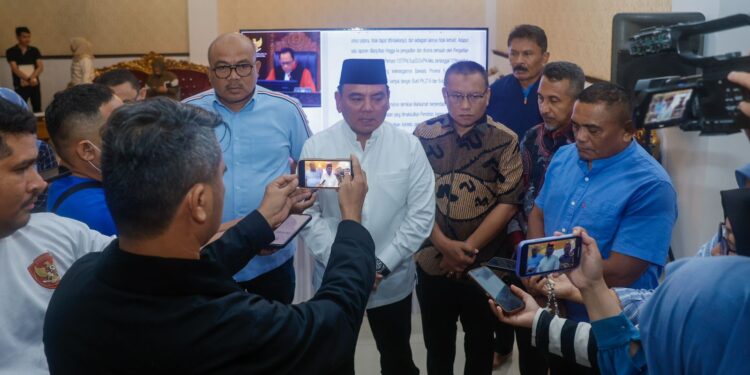 Pj. Gubernur Sultra Andap Budhi Revianto saat diwawancai usai melihat putusan MK atas perselisihan hasil Pemilihan Kepala Daerah (Pilkada) Kabupaten/Kota di sejumlah Provinai Sulawesi Tenggara (Sultra) pada Rabu (5/2/2025). (foto/Humas Pemprov Sultra)