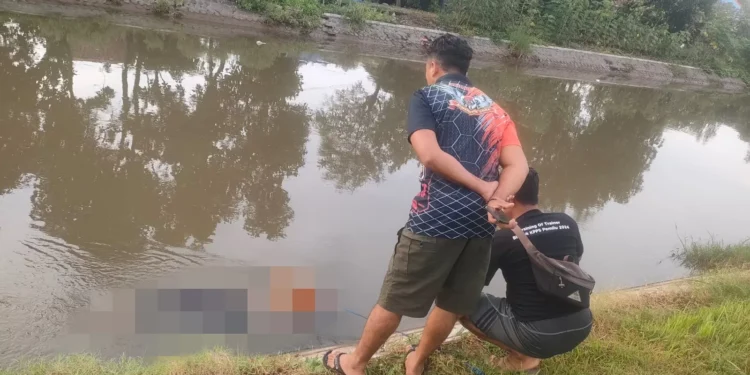 Warga Kabupaten Jombang, Jawa Timur digegerkan dengan penemuan sesosok mayat wanita muda yang mengambang di sungai pada Selasa (11/2/2025) pagi. (foto/dok)