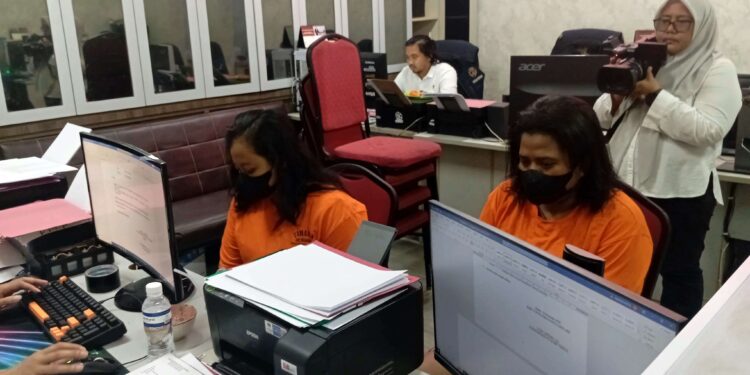 Dua perempuan berinisial ST dan H saat diamankan di Mapolresta Barelang. (foto/dok)