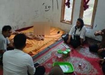 Polisi saat besuk korban pelajar yang dianiaya di Bengkulu. (foto/ist)