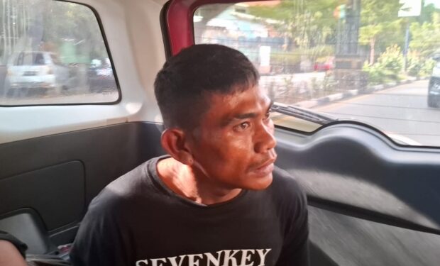 Polisi saat mengamankan seorang anak buah kapal (ABK) di Makassar, Sulawesi Selatan, atas kasus pencurian uang. (foto/dok)