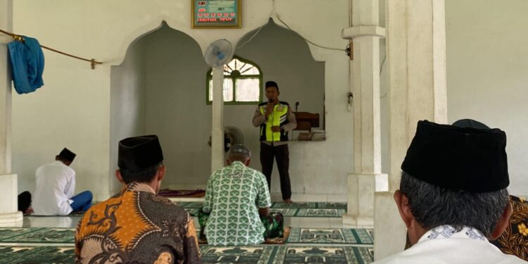 Polsek Belitang III Beri Himbauan Kamtibnas kepada Jamaah Solat Jumat (foto/Yesi)