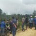 Proses evakuasi korban truk terjun sungai di Desa Segati, Kecamatan Langgam, Kabupaten Pelalawan, Riau, Sabtu (22/2/2025). (foto/ist)