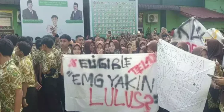 Ratusan siswa SMA MAN 2 Model Medan mengadakan aksi protes di halaman sekolah, Jumat 7 Februari 2025. (foto/ist)