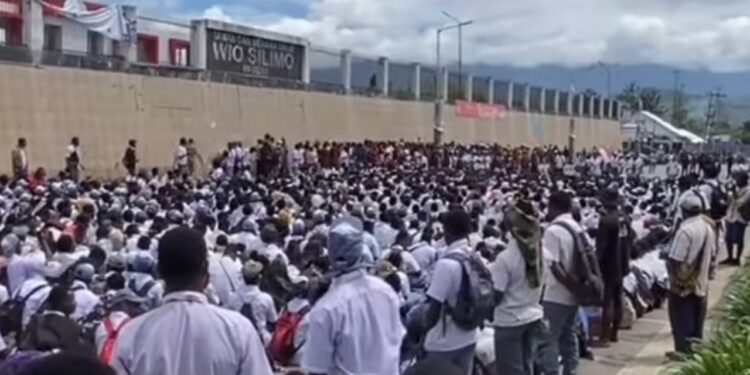 Ribuan siswa di Wamenna menggelar aksi demo di halaman Kantor Gubernur Provinsi Papua Pegunungan, Kabupaten Jayawijaya, Senin (17/2/2025). (foto/ist)