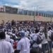 Ribuan siswa di Wamenna menggelar aksi demo di halaman Kantor Gubernur Provinsi Papua Pegunungan, Kabupaten Jayawijaya, Senin (17/2/2025). (foto/ist)