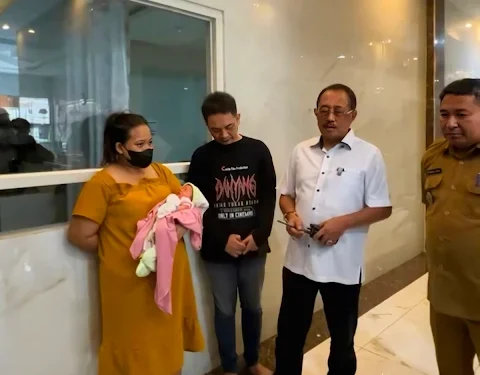 Sang ibu dan bayinya yang berada di rumah sakit. (foto/ist)