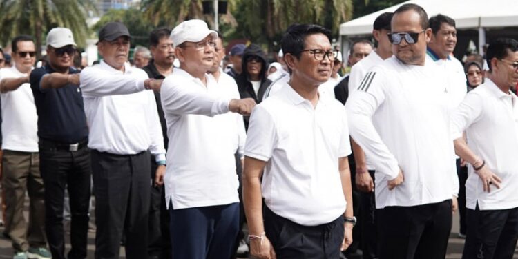 Sejumlah kepala daerah mengikuti latihan baris berbaris saat gladi kotor jelang pelantikan di Monas, Jakarta, Selasa (18/2/2025). (foto/dok)