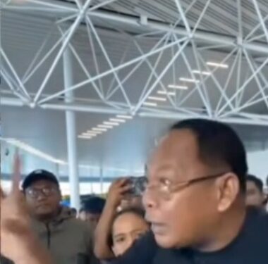 Sejumlah penumpang Sriwijaya Air mengamuk ke pihak maskapai. (foto/ist)
