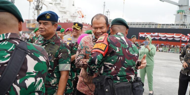 Sekretaris Daerah (Sekda) Kabupaten Langkat, Amril, S.Sos., M.AP, mewakili Pj. Bupati Langkat, H. M. Faisal Hasrimy, AP., M.AP, menghadiri upacara pelepasan Satgas Pengamanan Perbatasan (Pamtas) RI-PNG Mobile Yonif 100/PS yang digelar di Dermaga Ujung 200 Belawan, Kamis (13/2/2025). (foto/Diskominfo Langkat)