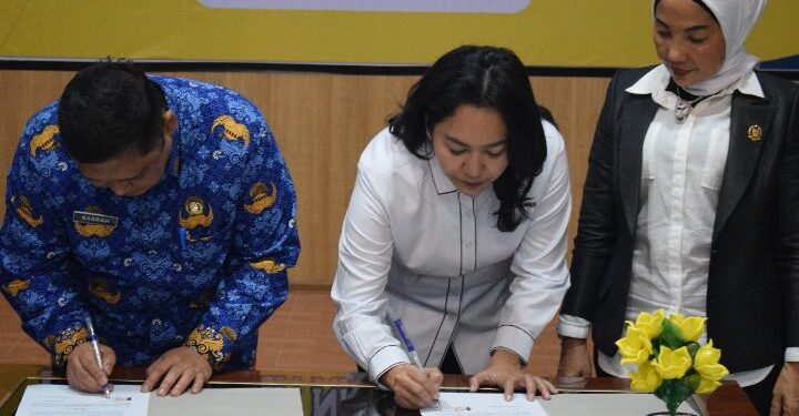 Sekretariat DPRD Kabupaten Langkat bersama Kejaksaan Negeri Langkat menandatangani perjanjian kerja sama dalam penanganan masalah hukum di bidang Perdata dan Tata Usaha Negara, Senin (17/2/2025). (foto/dok)