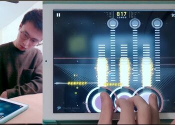Seorang gamer ryhtm memainkan sebuah lagu. (foto/ Youtube EK)