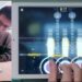 Seorang gamer ryhtm memainkan sebuah lagu. (foto/ Youtube EK)