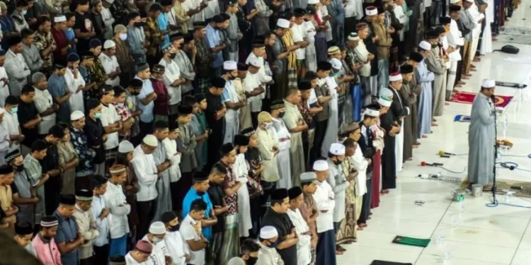 Shalat Tarawih berjamaah. (foto/net)