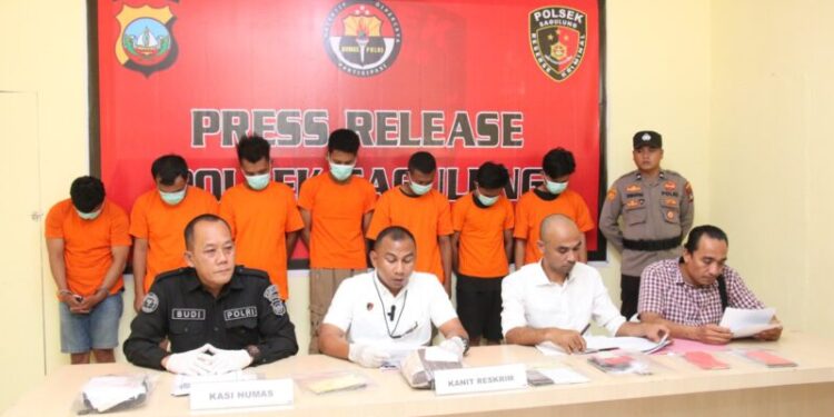 Kapolsek Sagulung Iptu Rohandi Parlindungan Tambunan, yang diwakili oleh Kanit Reskrim Polsek Sagulung Iptu Anwar Aris bersama rekannya dalam konferensi pers yang digelar pada Senin, 3 Februari 2025.(foto/dok)
