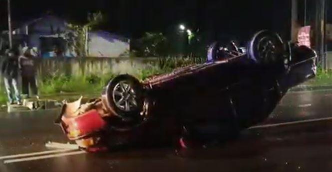 Sopir Ugal-Ugalan di Salatiga, Mobil Corolla Terguling usai Tabrak Pohon (foto/ist)