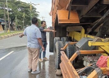 Seorang sopir dump truk berinisial M (21), tewas dalam kondisi terjepit saat tengah melakukan perbaikan pada sistem hidrolik bak. (foto/dok)