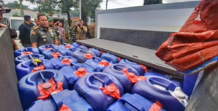 TNI menyita ratusan jerigen berisi tuak di Kabupaten Bandung. (foto/dok)
