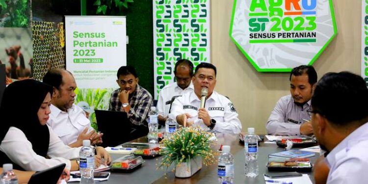 Sekda Bintan Rony Kartika saat melakukan pembahasan strategi pariwisata Bintan bersama Badan Pusat Statistik (BPS) tahun 2025 di Bintan (foto/dok)