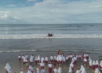 Tim SAR gabungan melakukan evakuasi korban bersama teman-teman sekolahnya. (foto/ist)