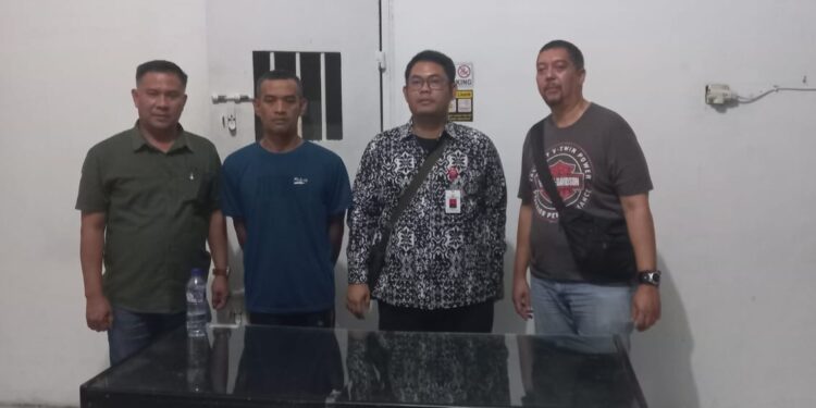 Tim Tabur Kejati Aceh mengamankan DPO terpidana kasus perdagangan Imigran Rohingya pada Jum'at, (14/2/2025) di Langkat, Sumatera Utara. (foto/dok)