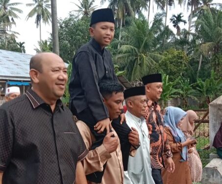 Warga Desa Secanggang Rayakan Syah Afandin sebagai Bupati Langkat dengan Ucapan Selamat (foto/Sofyan)