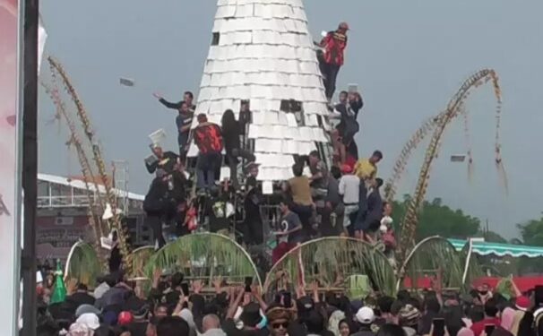 Warga memadati acara grebeg gunungan tempe raksasa setinggi 10 meter di Desa Sedenganmijen, Sidoarjo, Minggu, 16 Februari 2025. (foto/ist)