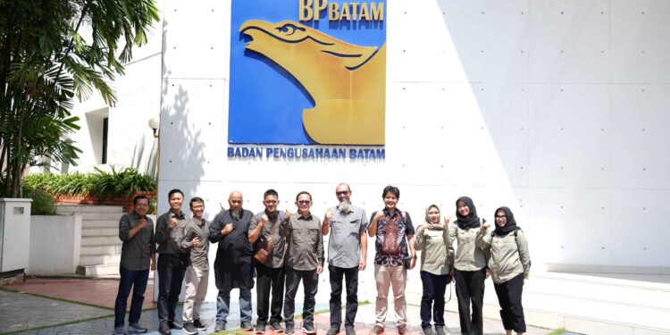 Badan Pengusahaan Batam (BP Batam) yang diwakili oleh Direktur Pengelolaan Pertanahan, Ilham Eka Hartawan menerima kunjungan tim dari Dinas Perumahan, Kawasan Permukiman, dan Cipta Karya Kabupaten Malang pada Jum'at (31/1/2025) di Marketing Centre. (FOTO/ Ril Humas BP Batam)