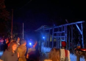 Sebuah rumah warga di Bukit Abun, RT 002/RW 001, Kelurahan Dabo Lama, Kecamatan Singkep, habis terbakar (foto/ist)