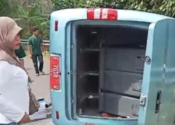 Bus Dinas Pemkab Cianjur usai terguling di  Cikidang (foto/ist)
