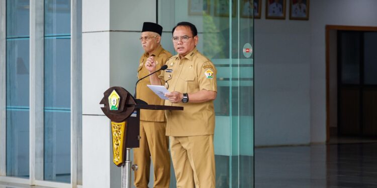 Pemerintah Provinsi (Pemprov) Sulawesi Tenggara (Sultra) menggelar apel pagi gabungan yang dipimpin langsung oleh Penjabat (Pj) Gubernur Sultra, Andap Budhi Revianto, di Kantor Gubernur Sultra, Senin (3/2/2025).  (foto/ Ril Humas Pemprov Sultra)