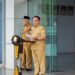 Pemerintah Provinsi (Pemprov) Sulawesi Tenggara (Sultra) menggelar apel pagi gabungan yang dipimpin langsung oleh Penjabat (Pj) Gubernur Sultra, Andap Budhi Revianto, di Kantor Gubernur Sultra, Senin (3/2/2025). (foto/ Ril Humas Pemprov Sultra)