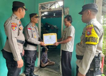 Kapolsek Bunguran Timur, AKP Asril, bersama anggotanya menggelar kegiatan Jumat Berkah dengan berbagi bantuan kepada warga kurang mampu, Jumat (07/02/2025). (foto/ist)