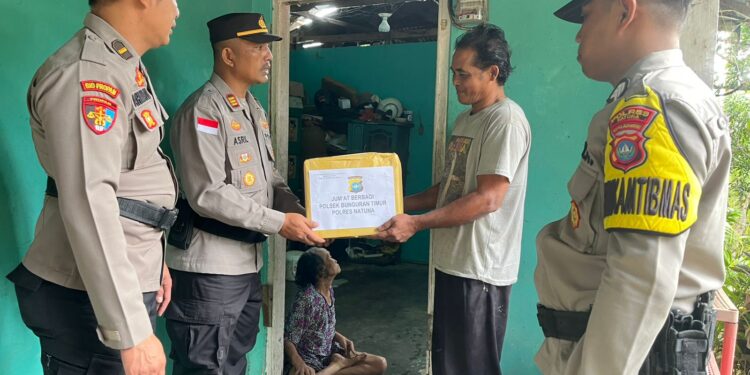 Kapolsek Bunguran Timur, AKP Asril, bersama anggotanya menggelar kegiatan Jumat Berkah dengan berbagi bantuan kepada warga kurang mampu, Jumat (07/02/2025). (foto/ist)