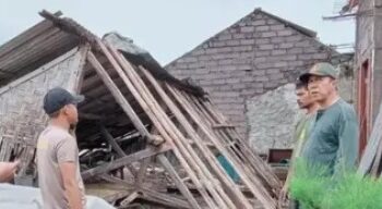 Angin kencang menerjang Kabupaten Jembrana, Bali menyebabkan puluhan rumah alami rusak parah, Minggu (9/2/2025) (foto/ist)