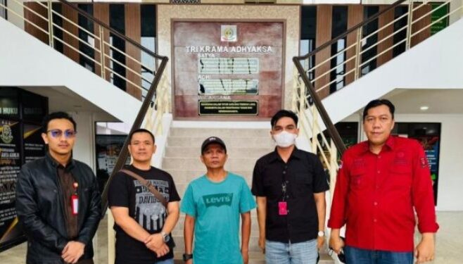 Tim Adhyaksa Monitoring Centre (AMC) Intelijen Kejaksaan Agung bersama Intelijen Kejaksaan Negeri Batam dan Kejaksaan Negeri Pasaman Barat berhasil mengamankan buronan korupsi, Riko Antoni (43), pada Rabu, 5 Februari 2025. (foto/ist)