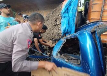 Truk pengangkut batu oleng dan menimpa mobil di pinggir jalan raya Palabuhanratu Sukabumi, Kampung Cijarian, Desa Tonjong, Kecamatan Palabuhanratu, Kabupaten Sukabumi, Jawa Barat, Sabtu (8/2/2025). (foto/dok)