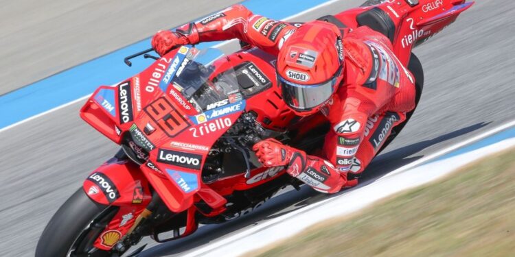 Marc Marquez bersama tim ducati saat tes uji coba di sirukit buriram Thailand. (foto/dok)