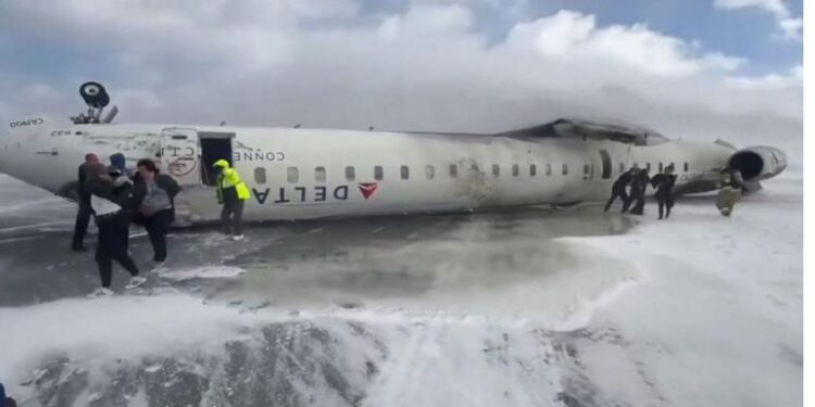 Pesawat Delta Air jatuh di Bandara International Pearson, Kanada dalam polisi terbalik, Senin (17/2/2025).  (foto/ist)