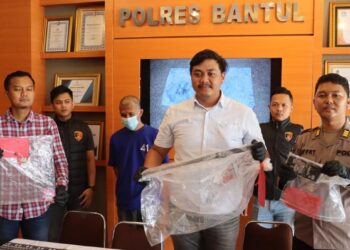 Polisi Mengamankan Barang bukti berupa Linggis. (foto/dok)