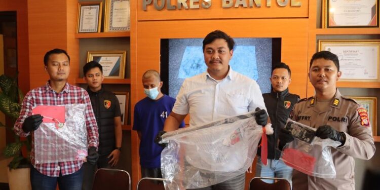 Polisi Mengamankan Barang bukti berupa Linggis. (foto/dok)
