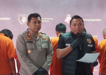 Kasat Reskrim Polres Metro Bekasi Kota, Kompol Binsar Sianturi (kanan), memberikan keterangan pes pada Rabu (19/2/2025 )(foto/dok)