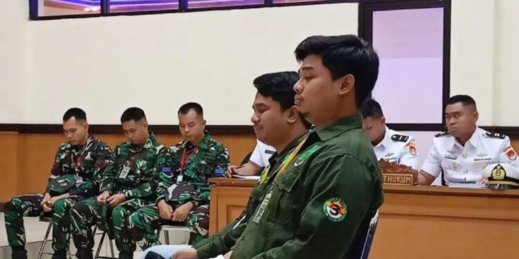 Dua saksi yang merupakan anak dari bos rental mobil Ilyas Abdurrahman yaitu Agam Muhammad Nasrudin dan Rizky Agam Syahputra menangis dalam persidangan di Pengadilan Militer II-08 Jakarta, Cakung, Jakarta Timur, Selasa (18/2/2025). (foto/dok)