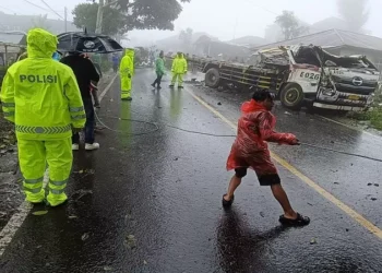 akalantas yang melibatkan truk pengangkut semen, mobil, dan motor di turunan Jalan Raya Sekardadi jurusan Susut-Kintamani, Kabupaten Bangli, Bali, Minggu (9/2/2025). (foto/ist)