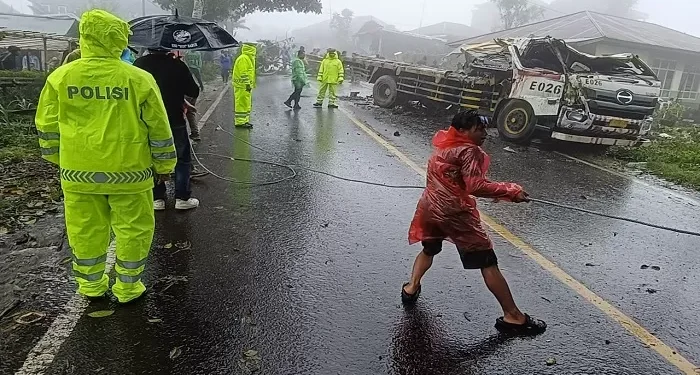 akalantas yang melibatkan truk pengangkut semen, mobil, dan motor di turunan Jalan Raya Sekardadi jurusan Susut-Kintamani, Kabupaten Bangli, Bali, Minggu (9/2/2025). (foto/ist)