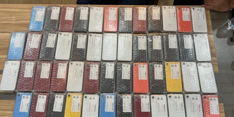 Barang bukti 100 iPhone bekas yang diamankan dari KW. (foto/dok)