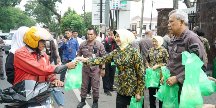 Kejaksaan Tinggi Sumatera Utara dan Ikatan Adhyaksa Dharmakarini (IAD) Wilayah Sumut gelar bakti sosial Ramadan 1446 H, Kamis (20/3/2025) bagi-bagikan takjil (makanan untuk berbuka puasa) kepada warga masyarakat pengguna jalan di depan kantor Kejati Sumut Jalan AH Nasution Medan. (foto/Kejati Sumut)