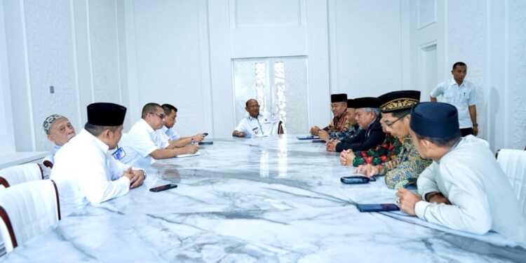 Bupati Langkat H. Syah Afandin, SH atau yang akrab dipanggil Ondim menerima audiensi pengurus Majelis Ulama Indonesia (MUI) Kabupaten Langkat di ruang kerjanya, Rabu (19/3/2025). (foto/Diskominfo Langkat)