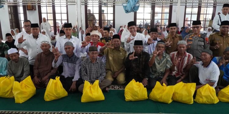 Bupati Langkat H. Syah Afandin, SH bersama Pengurus Daerah Ikatan Persaudaraan Haji Indonesia (PD-IPHI) Langkat dan PT Langkat Nusantara Kepong (LNK) menggelar kegiatan Sedekah Ramadhan untuk masyarakat Langkat. Acara ini berlangsung di Masjid Ar-Ridho, Dusun I, Desa Tanjung Mulia, Pasar 4 Suku, Kecamatan Hinai, Senin (24/3/25). (foto/Diskominfo Langkat)