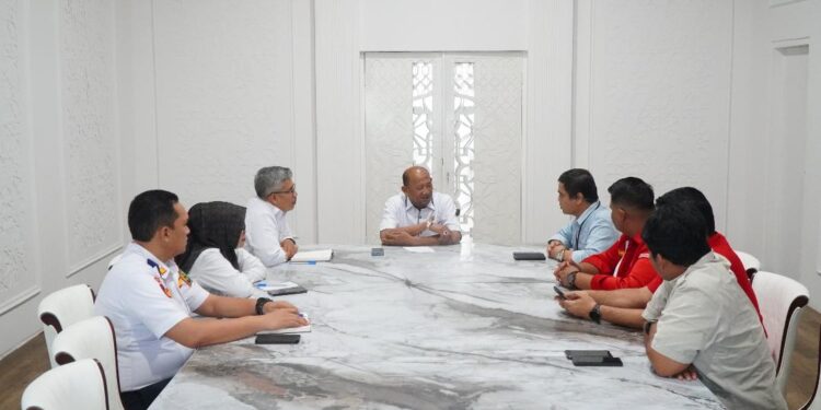 Bupati Langkat H. Syah Afandin, SH (Ondim) menerima audiensi dari PT. PLN (Persero) UP 3 Binjai ULP Stabat di Ruang Kerja Bupati Langkat, Rabu (19/3/2025). (foto/Diskominfo Langkat)
